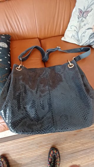 Bolso de Hombro Negro con Textura