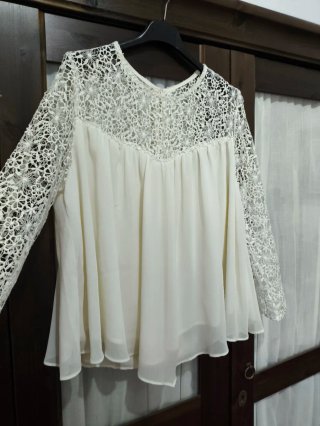Blusa color blanco crudo con detalles de encaje