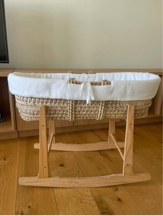 Moisés para bebé con soporte de madera