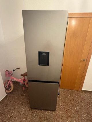 Nevera LG con dispensador