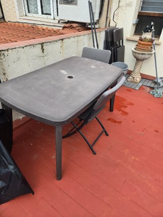 Barbacoa ,mas mesas y sillas de terraza