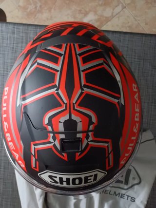 Casco Shoei con diseño gráfico edición MarcMarquez