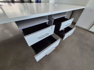 Mesa de oficina blanca con 4 cajoneras