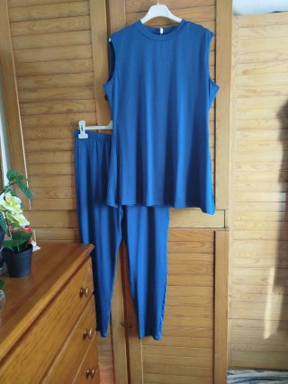 Conjunto de Pantalón y Camiseta Azul.