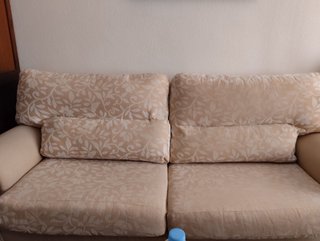Sofá de tela beige