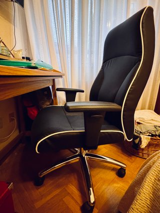 Silla de Oficina Negra con Reposabrazos