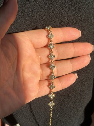 Pulsera dorada con motivos florales