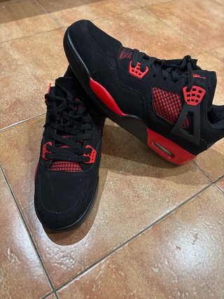Zapatillas Jordan Negras y Rojas