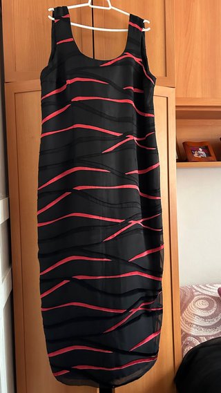 Vestido Negro con Detalles Rojos