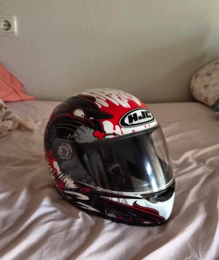 Casco de moto HJC con diseño de pantera