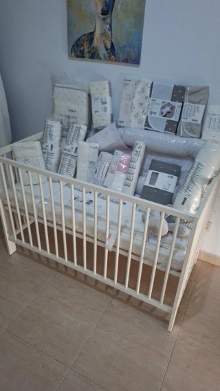 Cuna con colchón y accesorios