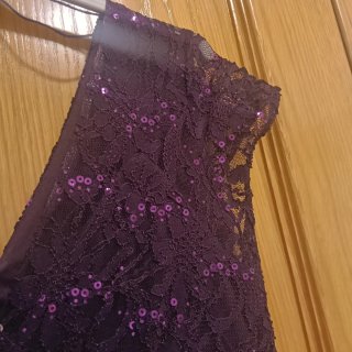 Vestido de Invitada Morado con Encaje elástico