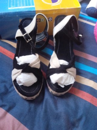 Sandalias de cuña negras y beige