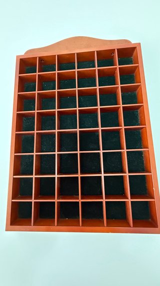 Caja organizadora de madera con compartimentos