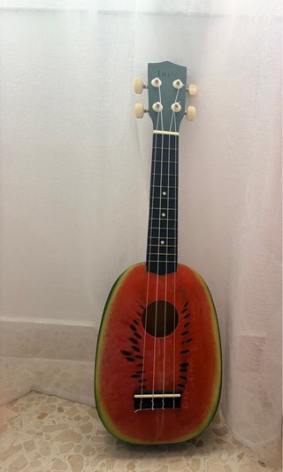 Ukulele con design a forma di anguria
