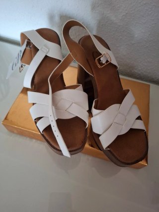Sandalias GR . Blancas Talla 40