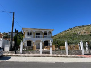 Puerta peatonal, puerta grande y rejas de hierro