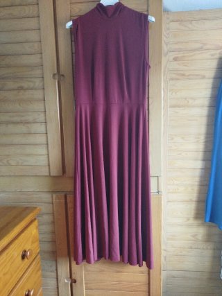 Vestido sin mangas color burdeos