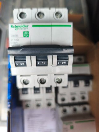 5 Interruptores Automáticos Schneider C60N C10A