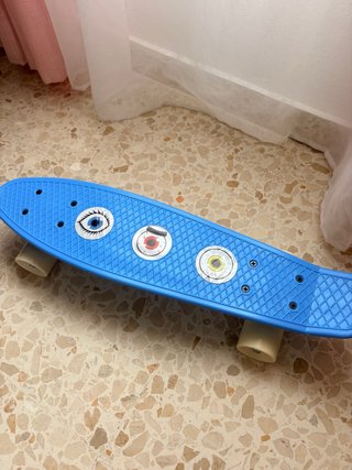 Skate Azul con Estampado de Ojos