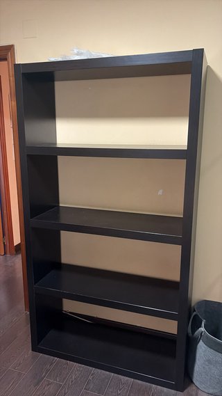 Estantería de madera negra