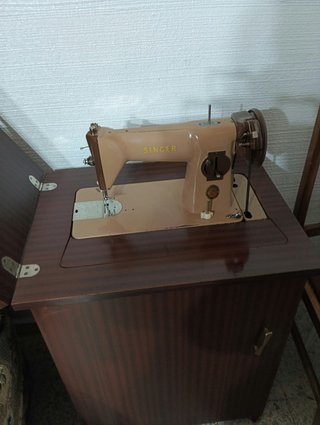 Máquina de coser Singer con mueble