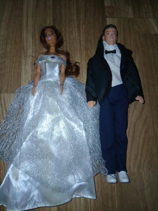 Muñecos Barbie y Ken con trajes de boda