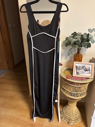 Vestido Deportivo Negro con Ribetes Blancos