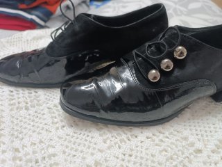 Zapatos Negros con Detalles Metálicos