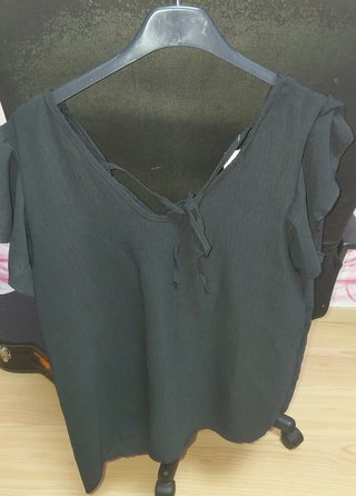 Blusa negra de manga corta