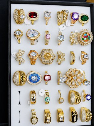 30 anillos en tono dorado con diversidad