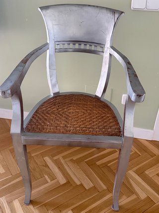 Silla con reposabrazos de madera y ratán