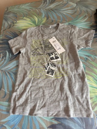 Camiseta Gris Estampada Talla 06 de niño pequeño.