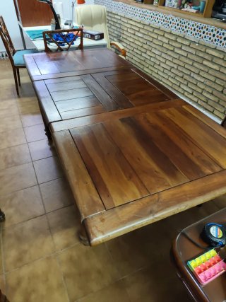 Mesa de comedor de madera.