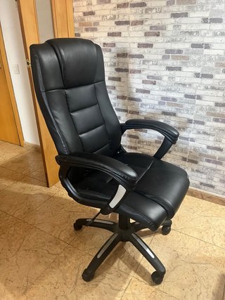 Silla de oficina negra, como nueva. Urge vender.