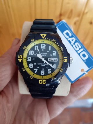 Reloj Casio Quartz Negro y Amarillo