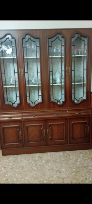 Mueble de salón clásico con vitrina