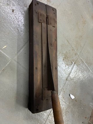 Cortapan antiguo de madera y metal