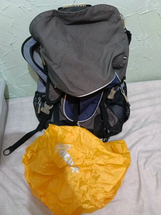 Mochila de senderismo gris