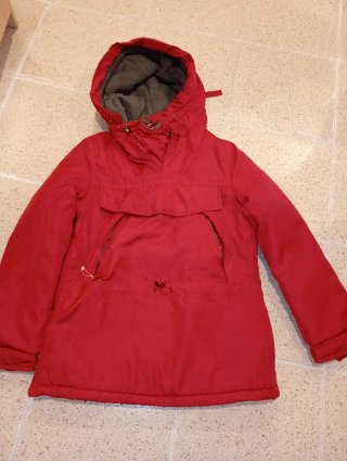Chaqueta Roja con Capucha no envío solo hoy por 3€