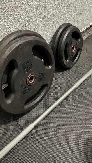 Barra de pesas con discos de 20kg y 10kg