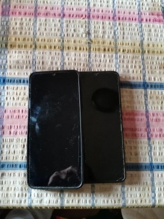 2 Teléfonos móviles negros, cajas sin cargador