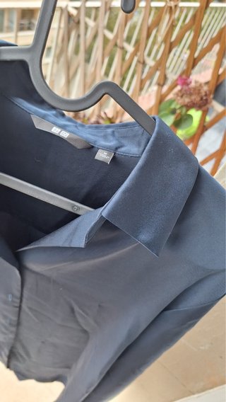 Camisa Satinada Azul Marino Uniqlo