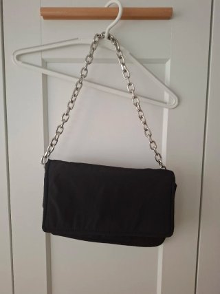 Bolso de Hombro Negro con Cadena