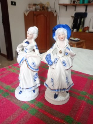 Coppia di statuine in ceramica