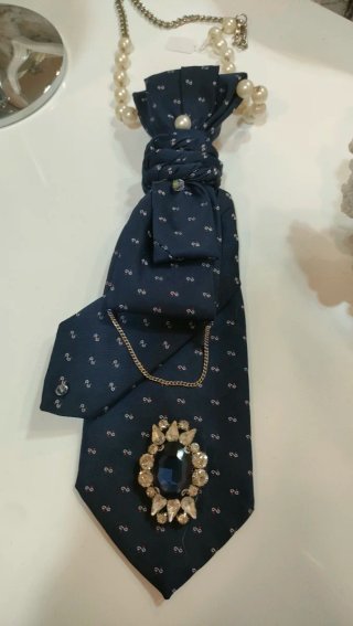 Corbata Decorada con Perlas y Broche