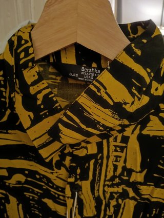 Camisa Bershka Amarilla y Negra Talla S