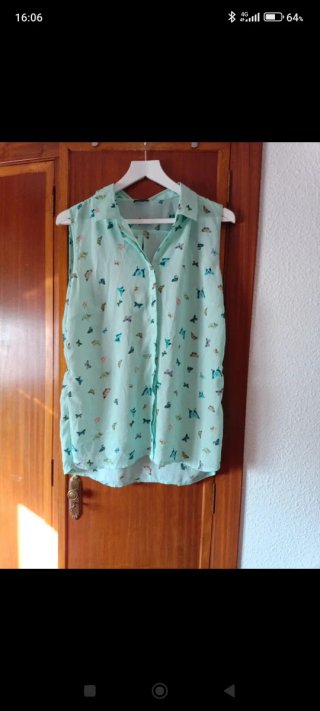 Camisa sin mangas con estampado de mariposas