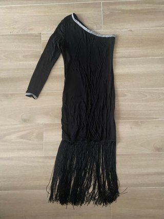 Vestido negro asimétrico con flecos