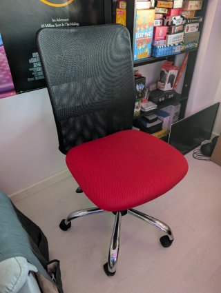 Silla de escritorio ergonómica y reclinable.